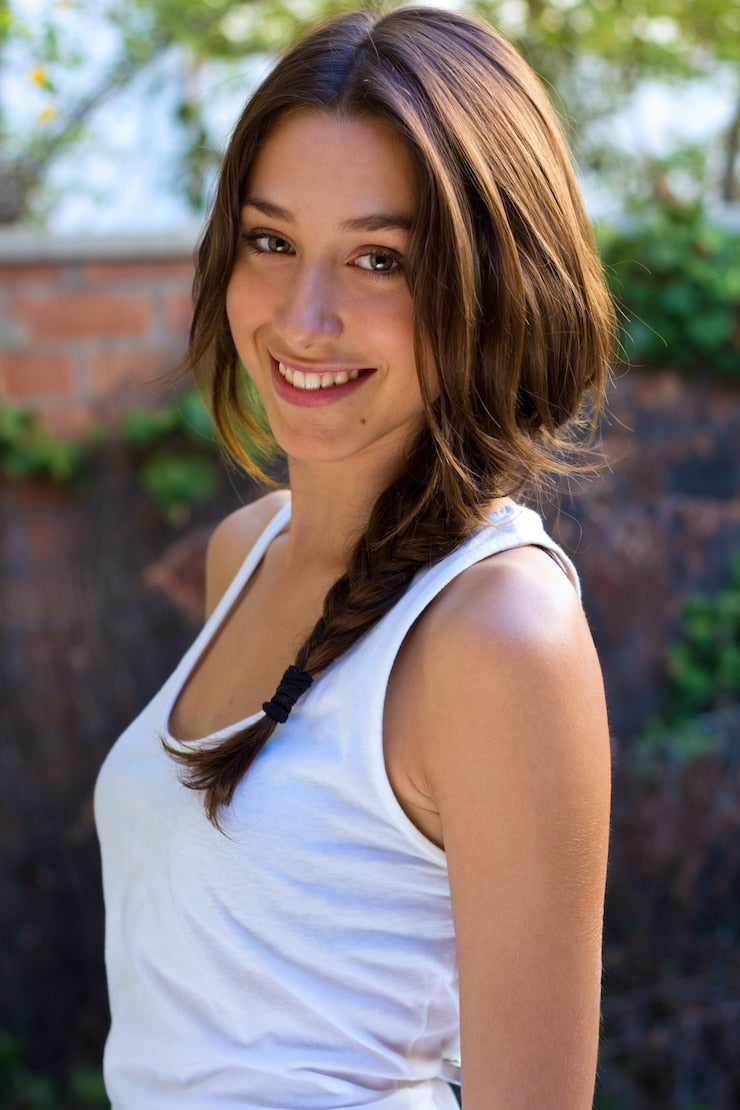 files/belle-jeune-femme-regarde-camera-maison_1301-4322_1.jpg